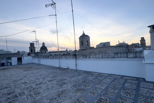 Monopoli Centro Storico – Ampio appartamento con esposizione angolare