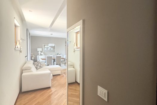 Appartamento 129 mq con balconi, posto auto, luminoso 3° piano