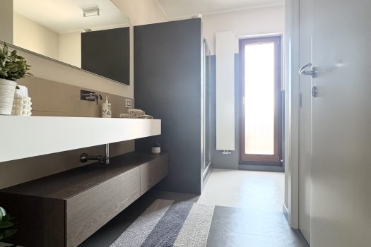 Appartamento 129 mq con balconi, posto auto, luminoso 3° piano