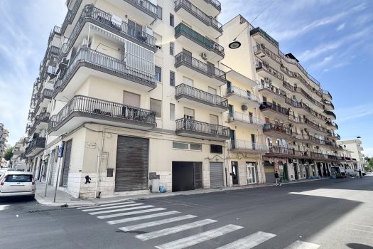Monopoli – Zona Stadio | Box auto di 21 mq