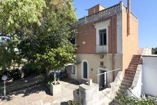 Monopoli Sant’Oceano | Abitazione d’epoca con pineta e terreno