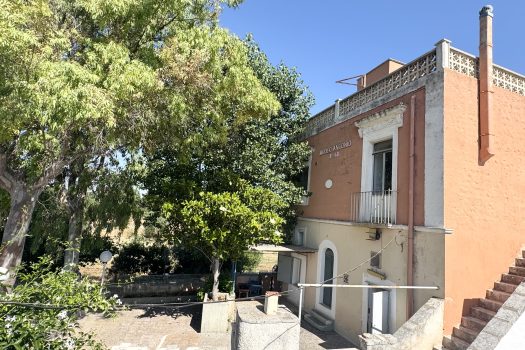Monopoli Sant’Oceano | Abitazione d’epoca con pineta e terreno