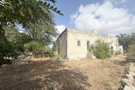 Dimora d’epoca in pietra tra ulivi secolari