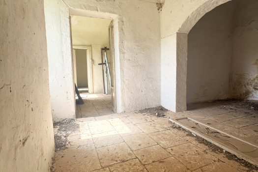 Dimora d’epoca in pietra tra ulivi secolari